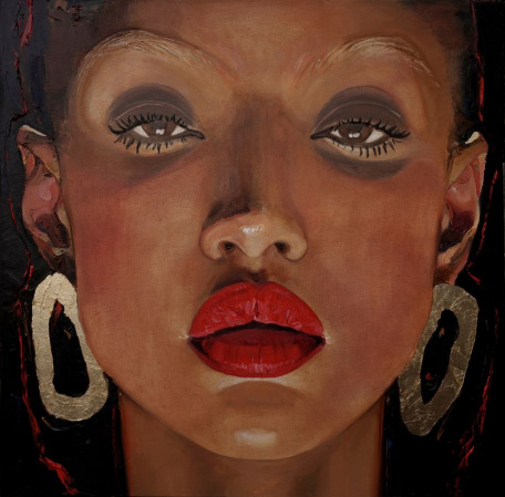 Портрет девушки с красными губами крупно