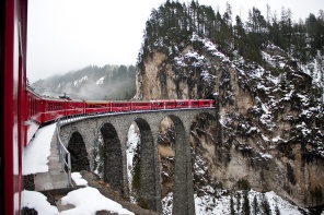 Ледниковый Экспресс на мосту в Швейцарии