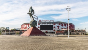 Мемориал в честь гладиатора Спартака перед стадионом "Открытие Арена"