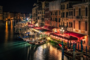 Причал с лодками у кафе в Венеции. Италия