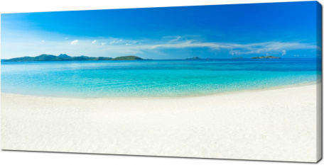 Панорама тропического песчаного пляжа