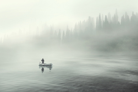 Загадочный туман над озером