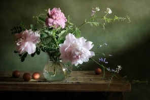 Натюрморт с букетом пионов и абрикосы