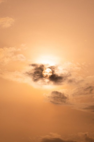 Солнце в дымке облаков