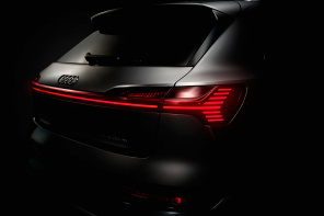 Audi e-tron, красные задние огни