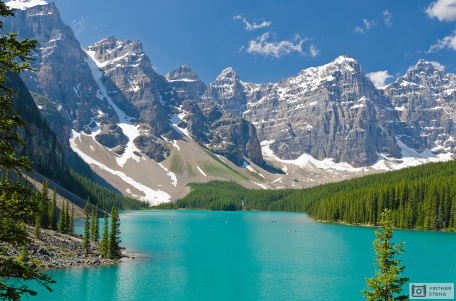Горное голубое озеро в Канаде