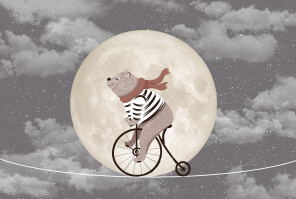 Медведь на велосипеде на фоне луны