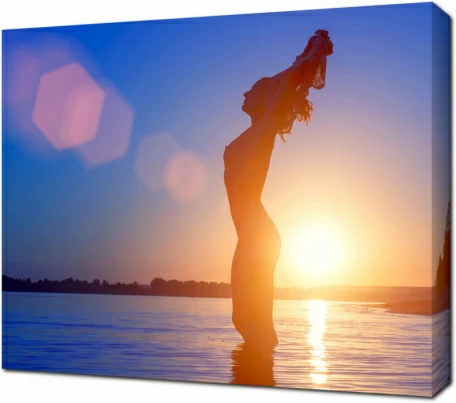 Голая девушка на закате