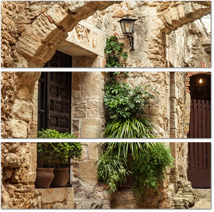 Каменная улочка на побережье Коста-Брава. Испания