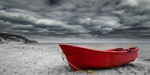 Красная лодка на черно-белом фоне