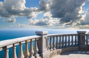 Мраморный балкон с видом на море
