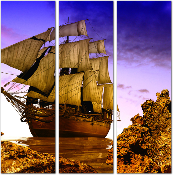 Древний корабль в море