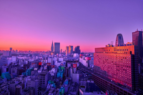 Пурпурный закат над городам