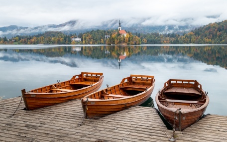 Три деревянные лодки на озере
