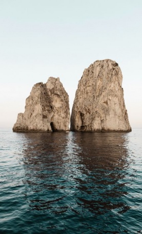 Морские скалы возле острова Капри