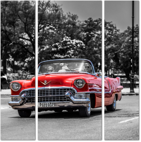 Красный американский ретро кабриолет на фоне черно-белого фото Гаваны, Куба