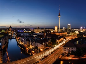 Водные каналы ночного Берлина. Германия