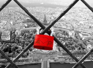 Красный замок любви на Эйфелевой башне