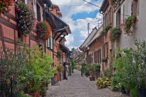Старые узкие улицы с множеством цветов на окнах