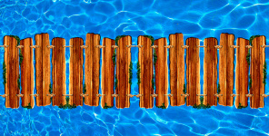Деревянный мостик над водой