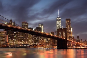 Бруклинский мост на фоне ночных небоскребов, Манхэттен, Нью-Йорк, США