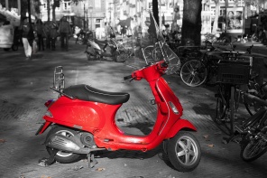 Красный скутер в городе