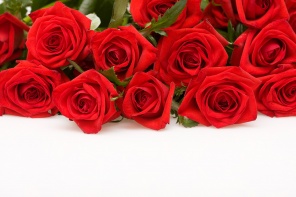 Красные розы на белом столе