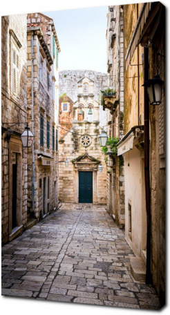 Узкая улица старого города Дубровника. Хорватия