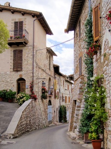 Средневековая улица в итальянском городе Ассизи