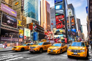Желтые такси на улицах Манхэттена. Нью-Йорк