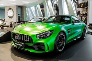 Зеленый металлик Mercedes-Benz в музее Mercedes