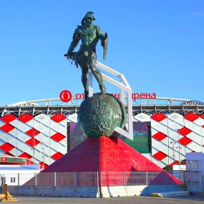 Гладиатор Спартак перед стадионом Открытие Арена