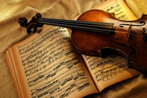 Скрипка лежит на старых нотах