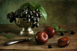 Натюрморт со сливами и виноградом