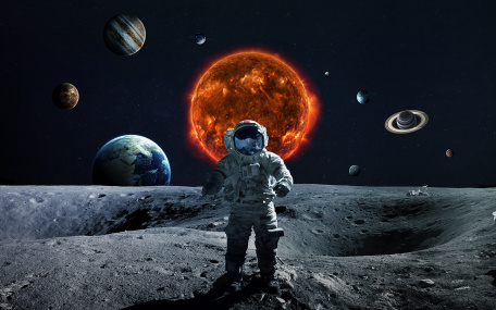 Космонавт на фоне солнечной системы
