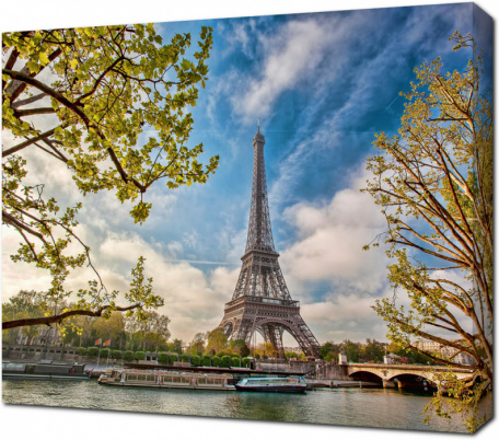 Эйфелева башня со стороны реки Сена. Париж. Франция