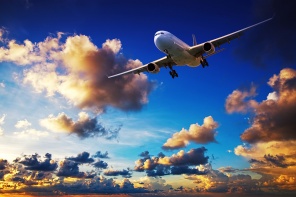 Пассажирский самолет на фоне синего неба