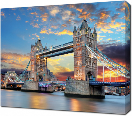Тауэрский мост на закате над рекой Темза, Лондон, Великобритания