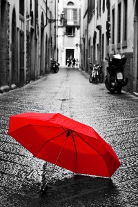 Красный зонт на улочке старого города
