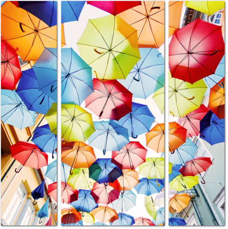 Разноцветные зонты над улочкой