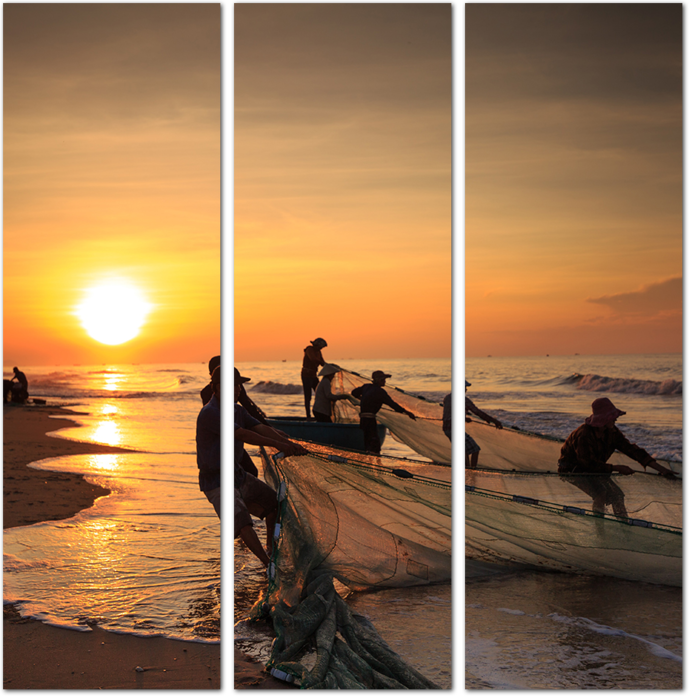 Рыбаки тащат сети на закате