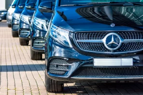 Черные Mercedes-Benz V класса, выстроенные в ряд