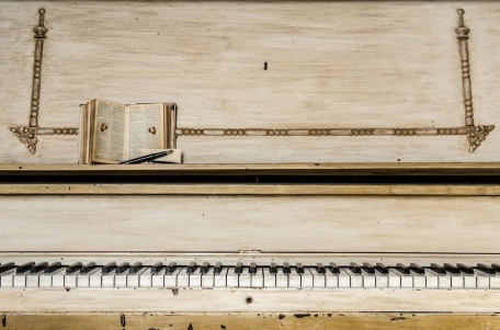 Старинное пианино крупно