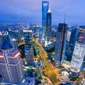 Вид сверху на ночной Шанхай. Китай