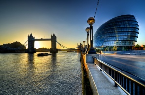 Восход над Тауэрским мостом в Лондоне. Англия