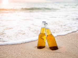 Пиво на берегу моря