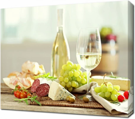 Деликатесы и бокал вина