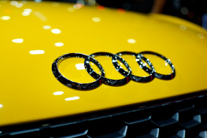 Эмблема на передней части желтого Audi