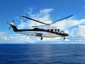 Вертолет над водой