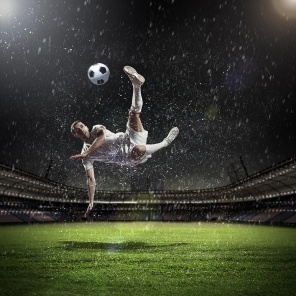 Футболист, играющий под дождем